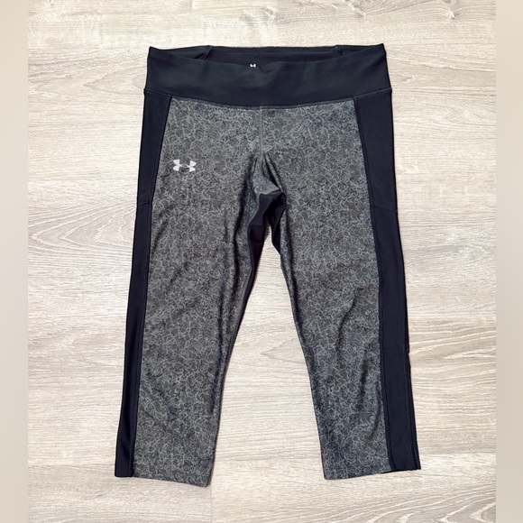 •UNDER ARMOUR• CAPRI LEGGINGS - Picture 1 of 6